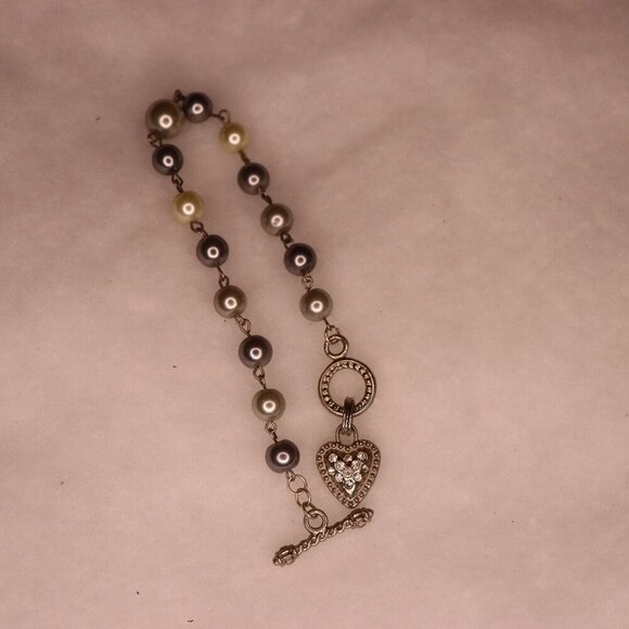 Greay Pearl style bead heart chart bracelet with open latch with metal chain - Picture 4 of 4